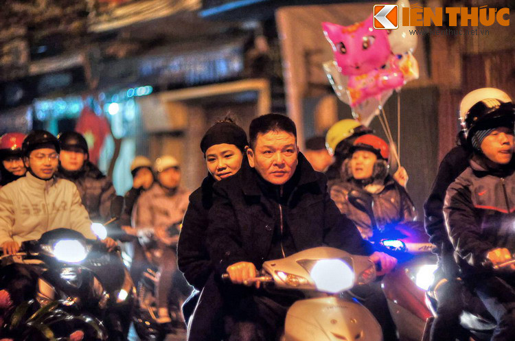 Từ các ngã đường ở phố cổ Hà Nội, dòng người ùn ùn đổ về bờ hồ Hoàn Kiếm, lúc 22h ngày 2/2/2011, tức 30 Tết Tân Mão.