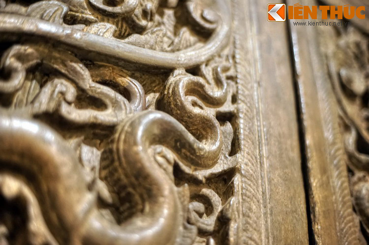 Hai rồng lớn có miệng há, bờm và râu bay lên tạo mây lửa, thân rồng mập tròn cuốn thành khúc nhỏ dần về đuôi. Xung quanh rồng có chấm mây lửa, giữa là bông sen nở.