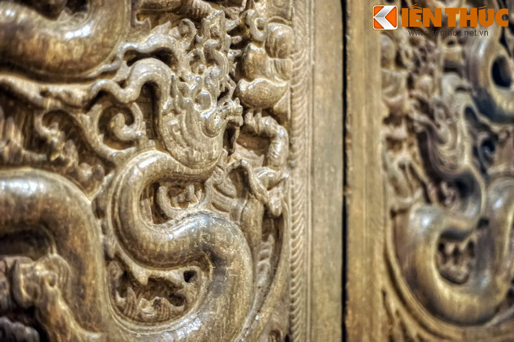 Ô trên mỗi cửa được chạm trang trí bốn con rồng chia làm hai cặp đối xứng nhau, gồm hai cặp rồng lớn trong ô lá đề và hai cặp rồng nhỏ ở phía trên.