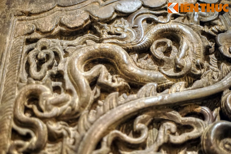 Mỗi con rồng đều có bốn chân, hai chân trước và hai chân sau cầm dải mây xoắn, chân rồng có ba móng vuốt. Thân rồng hình tròn, thon, không có vảy, mào lửa dài