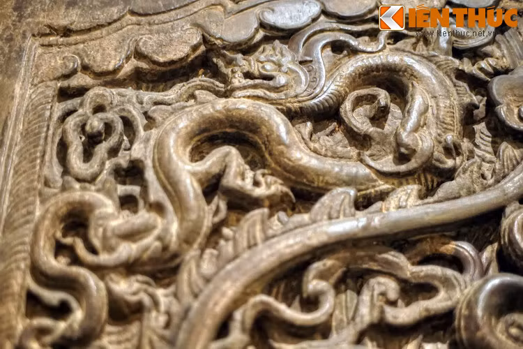 Mỗi con rồng đều có bốn chân, hai chân trước và hai chân sau cầm dải mây xoắn, chân rồng có ba móng vuốt. Thân rồng hình tròn, thon, không có vảy, mào lửa dài