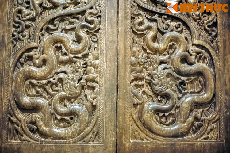 Hai cánh cửa chùa Phổ Minh nằm ở gian giữa của tiền đường, được tạo tác từ hai tấm gỗ lim nguyên khối kích thước lớn, to dày, cao 1,92 mét, rộng 0,715 mét, trang trí đối xứng nhau.