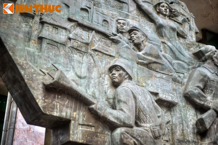 5 giờ sáng ngày 14/2/1947, quân Pháp tập trung hỏa lực từ máy bay, đại bác dồn dập đánh phá khu vực chợ Đồng Xuân và vùng lân cận. Một Tiểu đoàn lính Lê Dương mũ đỏ gồm 400 tên có 5 xe tăng dẫn đầu từ cầu Long Biên, phố Cửa Bắc và Cửa Đông tấn công vào chợ.