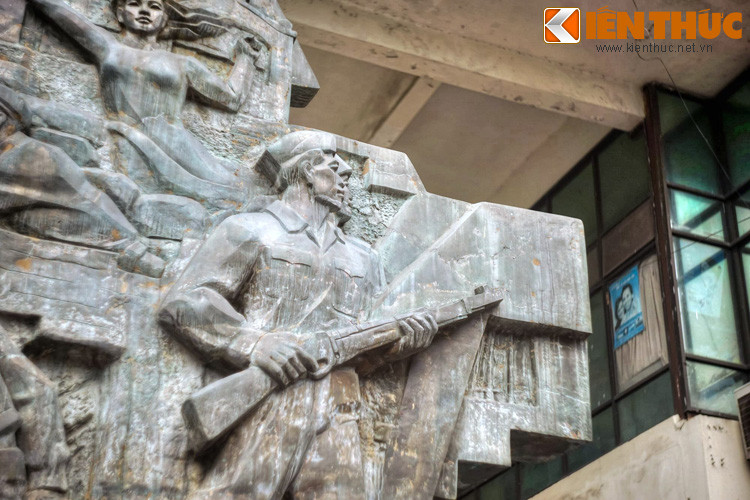 Với tinh thần “Quyết tử để Tổ quốc quyết sinh”, toàn bộ lực lượng của Tiểu đoàn 101 đánh trả rất quyết liệt, đẩy lui nhiều đợt tiến công tiếp theo của địch. Khi xe tăng Pháp tiến được vào chợ, cảm tử quân từ các quầy hàng chờ cho xe tăng đi qua, sau đó xung phong đánh giáp lá cà với bộ binh địch.