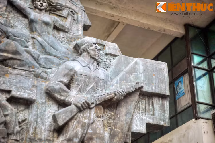 Với tinh thần “Quyết tử để Tổ quốc quyết sinh”, toàn bộ lực lượng của Tiểu đoàn 101 đánh trả rất quyết liệt, đẩy lui nhiều đợt tiến công tiếp theo của địch. Khi xe tăng Pháp tiến được vào chợ, cảm tử quân từ các quầy hàng chờ cho xe tăng đi qua, sau đó xung phong đánh giáp lá cà với bộ binh địch.