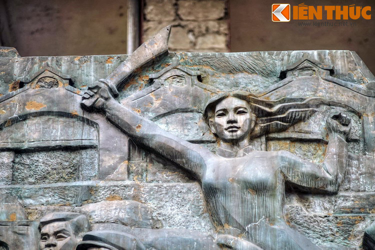 Cuộc chiến đấu diễn ra vô cùng quyết liệt. Quân Pháp dùng đại bác, đại liên, trung liên, súng cối bắn dọn đường, sau đó đưa xe tăng và bộ binh tràn vào nhằm cắt đứt liên lạc giữa các vị trí của ta với các chốt phòng thủ, rồi thọc sâu vào Sở Chỉ huy Trung đoàn và tiến tới làm chủ Hà Nội.