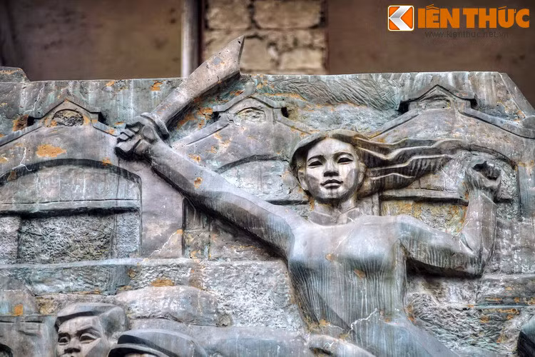 Cuộc chiến đấu diễn ra vô cùng quyết liệt. Quân Pháp dùng đại bác, đại liên, trung liên, súng cối bắn dọn đường, sau đó đưa xe tăng và bộ binh tràn vào nhằm cắt đứt liên lạc giữa các vị trí của ta với các chốt phòng thủ, rồi thọc sâu vào Sở Chỉ huy Trung đoàn và tiến tới làm chủ Hà Nội.