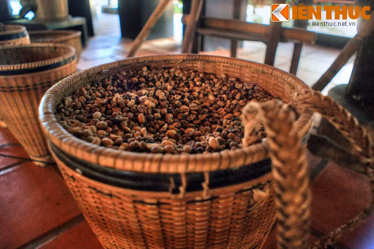 Việc uống cà phê tại đây đã được ghi nhận từ thế kỷ thứ 9. Đến thế kỷ 14, những người buôn nô lệ đã mang cà phê từ Ethiopia sang xứ Ả Rập. Cà phê nhanh chóng trở thành một thức uống truyền thống của người Hồi giáo.