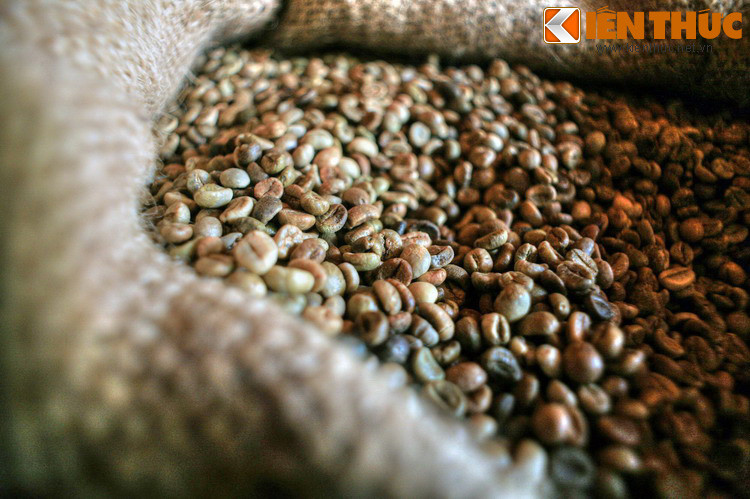 Ông liền kêu những tăng lữ khác đến chứng kiến. Sau khi bàn bạc, họ đem hạt của thứ quả màu đỏ ấy rang lên, giã nhỏ rồi pha vào nước uống. Đây thực sự là món đồ uống tuyệt hảo khiến những người thưởng thức sung sướng như được hưởng thiên ân...