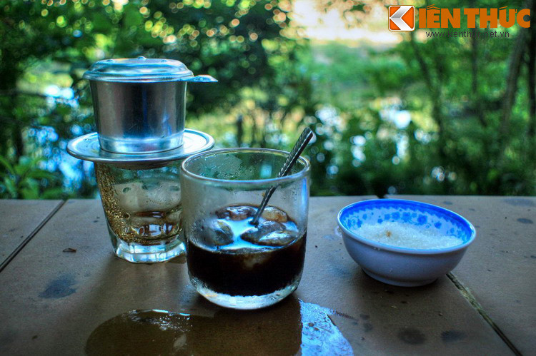 Với hương vị làm say đắm lòng người, cà phê là loại đồ uống được ưa chuộng bậc nhất trên thế giới hiện nay. Truyền thuyết về nguồn gốc của cà phê sẽ khiến nhiều người không khỏi ngạc nhiên. (Ảnh minh họa được chụp ở Tây Nguyên).