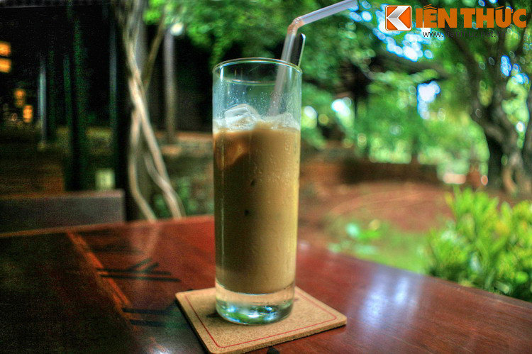 Sau đó, người châu Âu biết đến cà phê nhờ sự giao thương với xứ Ả Rập. Quá trình mở rộng thuộc địa của thực dân châu Âu thời cận đại đã khiến cà phê lan truyền khắp thế giới. Từ thế kỷ 20, món đồ uống tuyệt vời này hiện diện ở mọi nơi, đem lại niềm vui cho hàng tỉ con người...