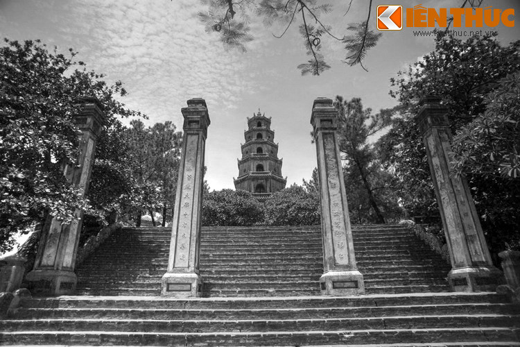 Nằm trên đồi Hà Khê, bên tả ngạn sông Hương, phía Tây Cố đô Huế, chùa Thiên Mụ là một trong những ngôi chùa cổ nổi tiếng nhất Việt Nam. Lịch sử của ngôi chùa này gắn liền với một giai thoại phong thủy được ghi lại trong sử sách.