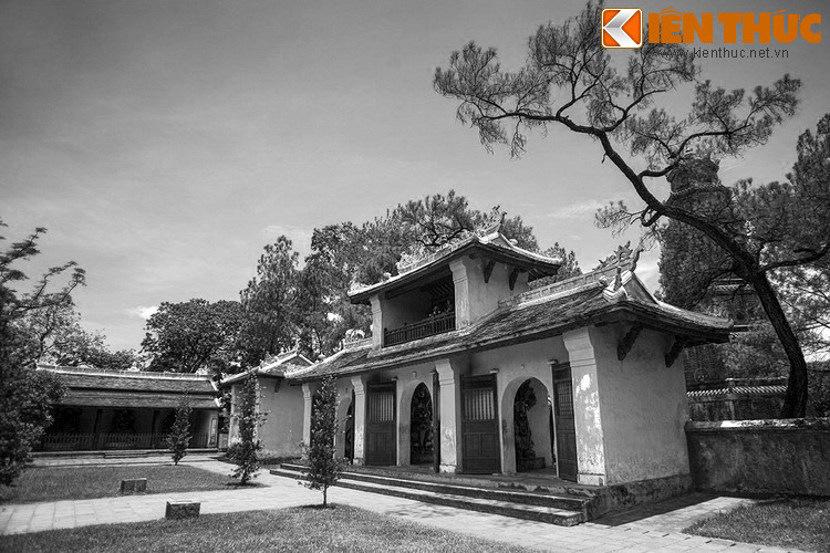 Xung quanh ngôi cổ tự này có nhiều câu chuyện huyền bí được lưu truyền. Điển hình là chuyện khi chùa xây xong chưa bao lâu thì có một con rùa khổng lồ từ sông Hương bò lên đồi Hà Khê để vào khuôn viên chùa cư trú. Mỗi lần khát nước rùa lại bò về hướng hồ nước sau chùa để uống.