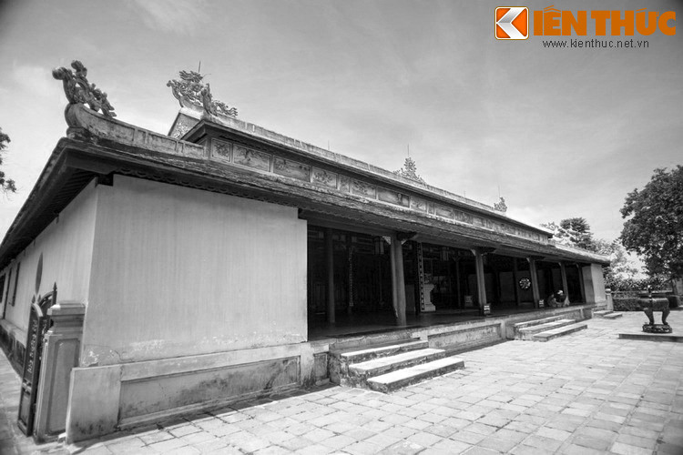 Trong cái nhìn của một nhà cai trị phong kiến, chùa Thiên Mụ là nơi kết tụ linh khí của trời đất và núi sông, nơi rồng uốn khúc nhìn lại chốn kinh thành (long bàn hồi thủ) và nơi cọp ngồi trên cao cất tiếng rống vang động (hổ khiếu cao tôn). Có thể coi đây là đệ nhất quốc tự của triều Nguyễn.