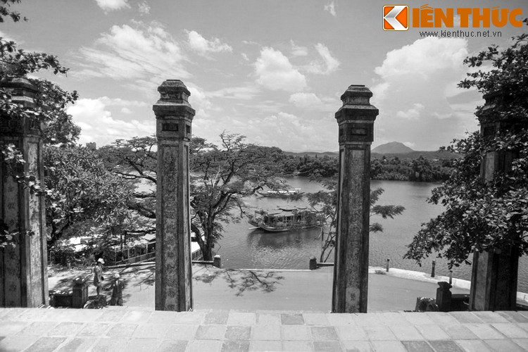 Chúa hỏi chuyện dân địa phương thì biết rằng gò này rất thiêng. Tục truyền, một đêm kia bỗng có một bà già mặc áo đỏ quần xanh hiện ra trên đỉnh gò nói rằng: “Rồi đây sẽ có một vị chân chúa đến xây chùa trên gò này để kết tụ khí thiêng và giữ bền long mạch”. Nói xong liền biến mất.