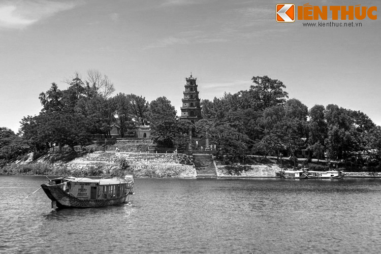 Theo Đại Nam thực lục - bộ chính sử của nhà Nguyễn - trong cuộc Nam tiến, chúa Nguyễn Hoàng đã khảo sát địa thế ở khu vực ngày nay là Huế và phát hiện một gò cao có hình tựa như đầu một con rồng đang ngoảnh lại, phía trước có sông bao bọc, phía sau có hồ nước lớn, địa thế rất đẹp.