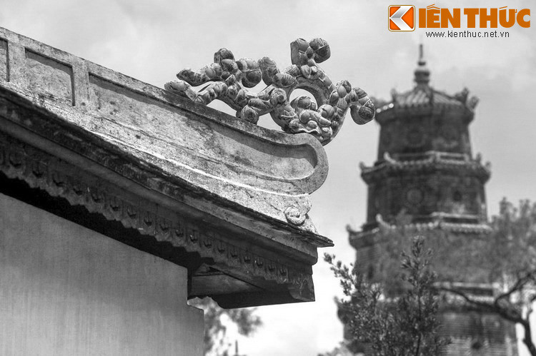 Theo nhà nghiên cứu văn hóa Huế Phan Thuận An, chùa Thiên Mụ không chỉ là thắng cảnh tuyệt vời mà còn gắn liền đời sống tâm linh của dòng họ Nguyễn từ vị chúa đầu tiên cho đến vị vua cuối cùng và có ảnh hưởng sâu đậm đến cả cuộc tồn vong của một nền văn hóa.