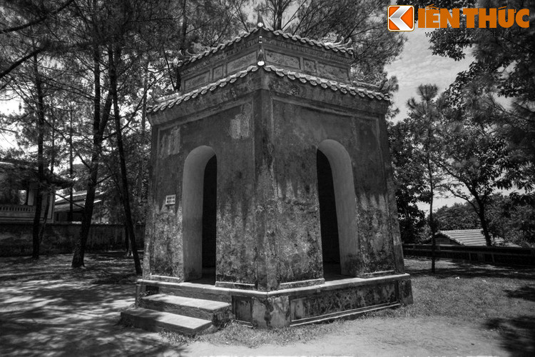 Cứ bò qua bò lại như vậy, con rùa đã làm đổ bức tường phía sau chùa. Trong một cơn giông lớn, rùa đã bị sét đánh chết và hóa đá tại chỗ, sau hàng trăm năm vẫn nằm đó.