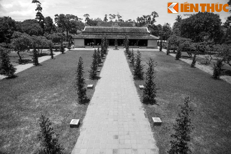 Người trong vùng gọi bà già bí ẩn ấy là Thiên Mụ, tức bà già ở cõi trời xuống. Chúa Nguyễn Hoàng cho rằng nơi ấy có linh khí, bèn đặt tên gò đất là Hà Khê và sai người dựng chùa, gọi là chùa Thiên Mụ.