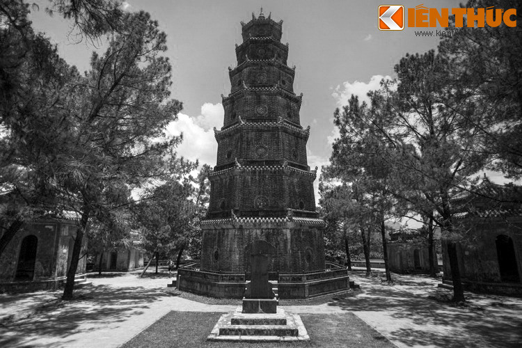 Do biến động lịch sử, chùa Thiên Mụ từng nhiều lần bị tàn phá. Sau khi lên ngôi ở Phú Xuân (Huế), vua Gia Long đã cho tôn tạo lại chùa và nói với quần thần đại ý rằng: “Đây là nơi linh thiêng của tiên đế ta đã chọn”.