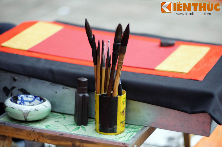 Vào thời hoàng kim của nền Nho học, cứ mỗi dịp Tết đến, xuân sang, trên khắp phố phường và khắp mọi nẻo đường quê, các ông đồ hay chữ lại bày nghiên bút, giấy bản nhuộm điều, niềm nở đón người qua đường ghé xuống xin chữ.