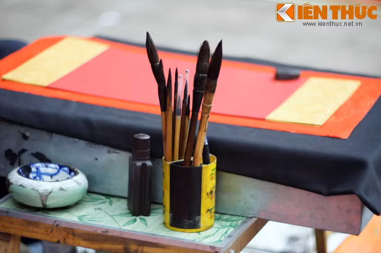 Vào thời hoàng kim của nền Nho học, cứ mỗi dịp Tết đến, xuân sang, trên khắp phố phường và khắp mọi nẻo đường quê, các ông đồ hay chữ lại bày nghiên bút, giấy bản nhuộm điều, niềm nở đón người qua đường ghé xuống xin chữ.