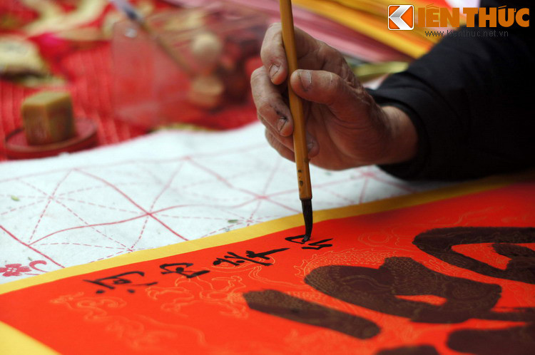 Không ai biết chính xác tục xin chữ đầu năm bắt nguồn từ khi nào, nhưng hẳn là nó đã khởi nguồn từ khi nền khoa cử Nho giáo được du nhập vào nước Việt, thể hiện sự coi trọng học vấn của người Việt. Thông qua nét chữ thanh thoát, người đời gửi gắm ước nguyện cho một mùa xuân mới.