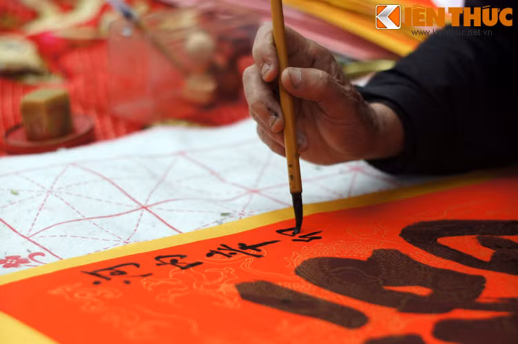 Không ai biết chính xác tục xin chữ đầu năm bắt nguồn từ khi nào, nhưng hẳn là nó đã khởi nguồn từ khi nền khoa cử Nho giáo được du nhập vào nước Việt, thể hiện sự coi trọng học vấn của người Việt. Thông qua nét chữ thanh thoát, người đời gửi gắm ước nguyện cho một mùa xuân mới.