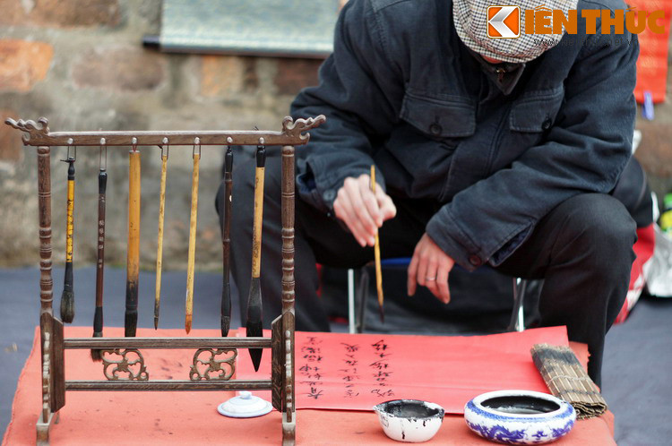 Khi xin được câu đối hay chữ như ý, người xin chữ sẽ đem về nhà treo vào nơi trang trọng nhất trong nhà. Những con chữ đen bóng trên sắc giấy hồng điều như tiếp thêm sinh khí, khiến người ta tin rằng may mắn, thành công nhất định sẽ đến với mình.