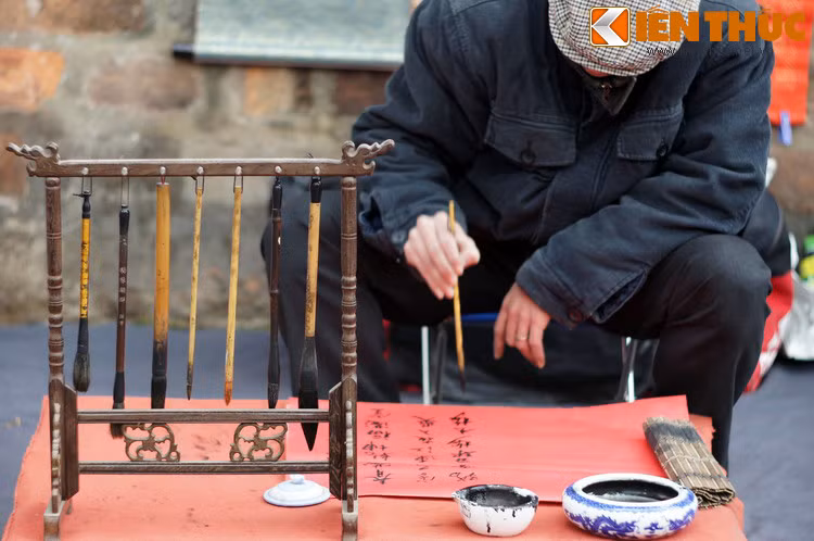 Khi xin được câu đối hay chữ như ý, người xin chữ sẽ đem về nhà treo vào nơi trang trọng nhất trong nhà. Những con chữ đen bóng trên sắc giấy hồng điều như tiếp thêm sinh khí, khiến người ta tin rằng may mắn, thành công nhất định sẽ đến với mình.