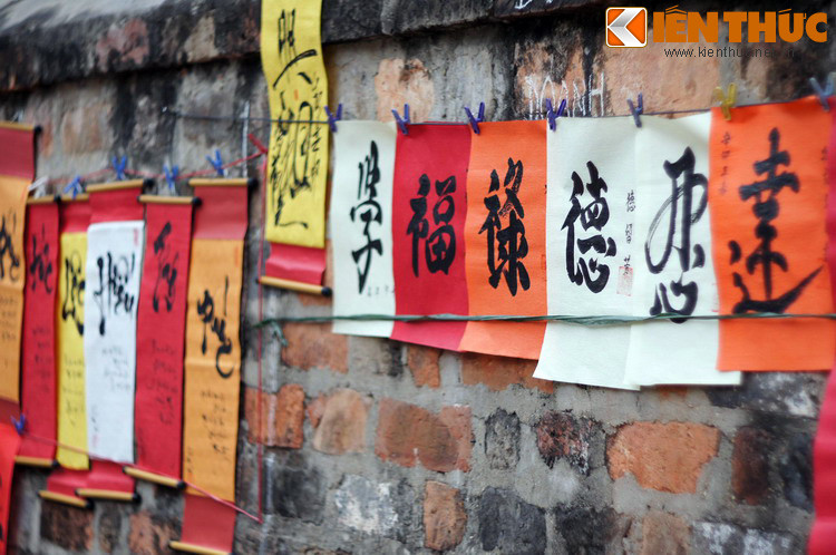 Chữ của những ông đồ danh tiếng sẽ được các thành viên trong gia đình trân trọng như báu vật, có thể được truyền lại cho nhiều thế hệ trong niềm tự hào của cả gia tộc.