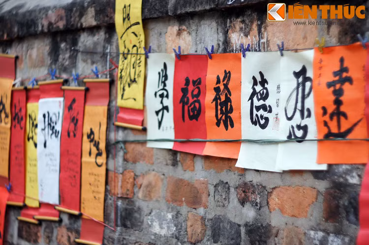 Chữ của những ông đồ danh tiếng sẽ được các thành viên trong gia đình trân trọng như báu vật, có thể được truyền lại cho nhiều thế hệ trong niềm tự hào của cả gia tộc.