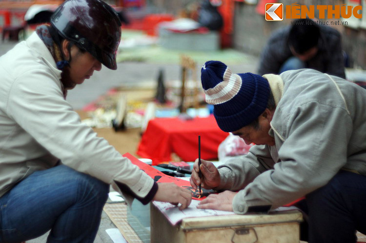 Người cho chữ là ông đồ, những người hiếm hoi có khả năng đọc, viết chữ Nho trong thời phong kiến. Được coi là tầng lớp tinh hoa của xã hội xưa, ông đồ có thể là những người thầy đang dạy chữ cho trẻ, hoặc những học giả, văn sĩ được người đời kính trọng.