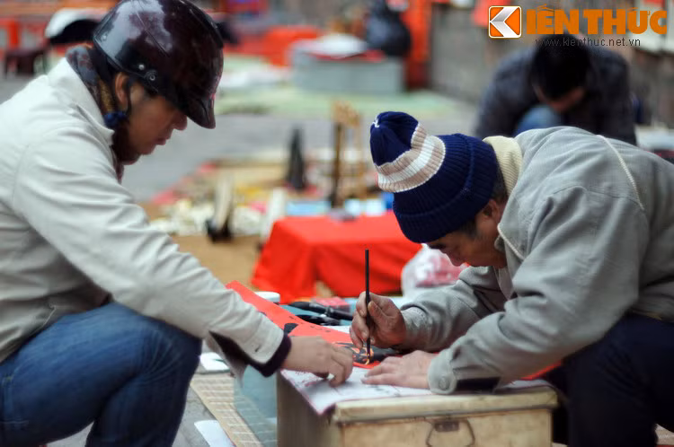 Người cho chữ là ông đồ, những người hiếm hoi có khả năng đọc, viết chữ Nho trong thời phong kiến. Được coi là tầng lớp tinh hoa của xã hội xưa, ông đồ có thể là những người thầy đang dạy chữ cho trẻ, hoặc những học giả, văn sĩ được người đời kính trọng.