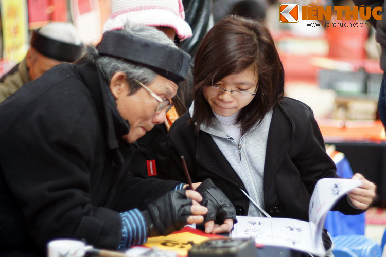 Cảm thức tiếc nuối ấy được nhà thơ Vũ Đình Liên thể hiện cô đọng trong bài thơ “Ông đồ” viết năm 1936: “...Năm nay đào lại nở / Không thấy ông đồ xưa / Những người muôn năm cũ / Hồn ở đâu bây giờ?”.