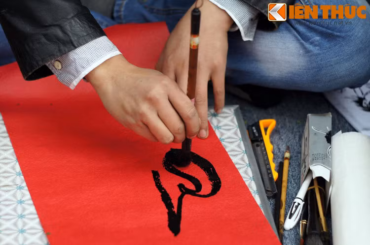 Khoảng cuối thế kỷ 19, đầu thế kỷ 20, nền nho học bắt đầu suy tàn trước công cuộc Tây hóa. Cùng với cái chết của nền khoa cử phong kiến, hình ảnh các ông đồ phai nhạt dần vào mỗi dịp Tết, để lại tiếc nuối vô bờ trong những tâm hồn hoài cổ.