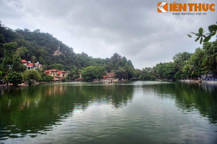 Nằm ở huyện Quốc Oai, cách trung tâm Hà Nội khoảng 20 km, chùa Thầy là một trong những ngôi chùa cổ nổi tiếng nhất Việt Nam. Không gian kiến trúc – cảnh quan của ngôi chùa này gắn liền với một truyền thuyết phong thủy được lưu truyền trong sử sách.