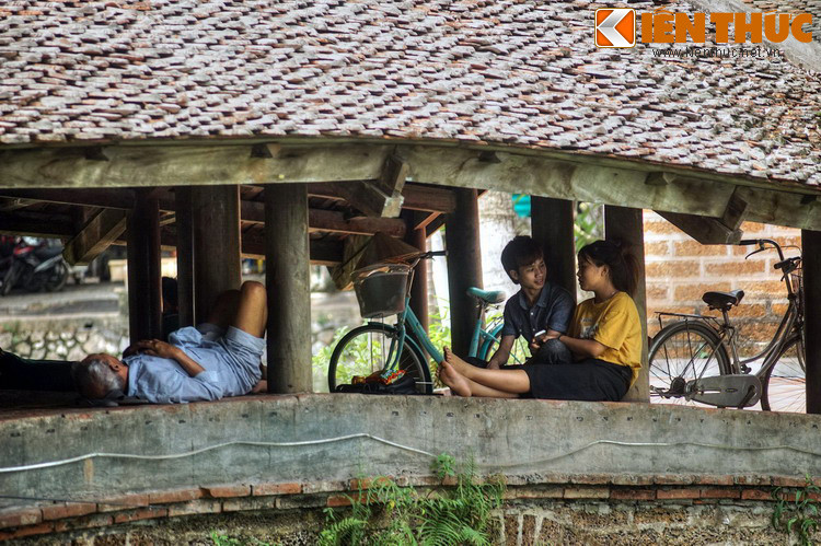 Những người xây dựng chùa đã đắp cho đồi đất rộng thêm ra, đủ để xây dựng một ngôi chùa bề thế và dựa theo dáng rồng của vùng đất mà bài trí các công trình.