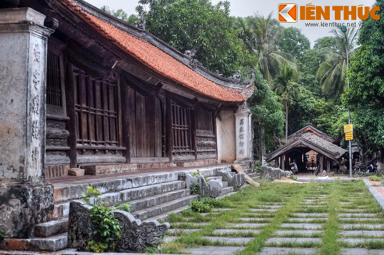 Không gian chùa thoáng đãng, trải dài từ chân núi đến sườn núi với ba lớp chùa Hạ, chùa Trung, chùa Thượng, tạo thành đầu rồng.