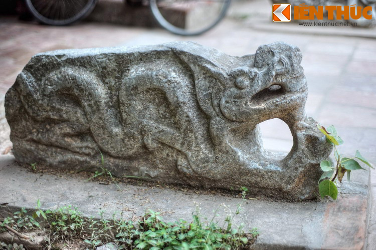 Tương truyền, khi thiền sư Từ Đạo Hạnh đến vùng đất này và lập ra chùa Thấy thì ở dưới chân núi Sài Sơn đã có hồ nước. Phía trước hồ có một đồi đất lớn chạy từ khoảng giữa của dải núi nhô ra như một con rồng đang trườn mình uống nước hồ.