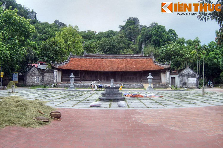 Sân trước của chùa Hạ là hàm trên của con rồng.