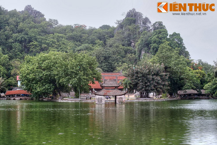 Theo đó, chùa Thầy được xây dựng trên một thế đất hình rồng. Mọi yếu tố liên quan đến ngôi chùa đều góp phần tạo nên một con rồng hoàn chỉnh. Đầu tiên, ngọn núi Sài Sơn mà chùa tựa vào chính là đuôi rồng.