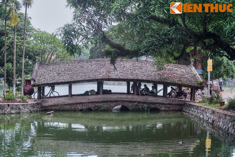 Hai giếng nước đối diện với hồ Long Chiểu qua hai cây cầu chính là cặp mắt của rồng.