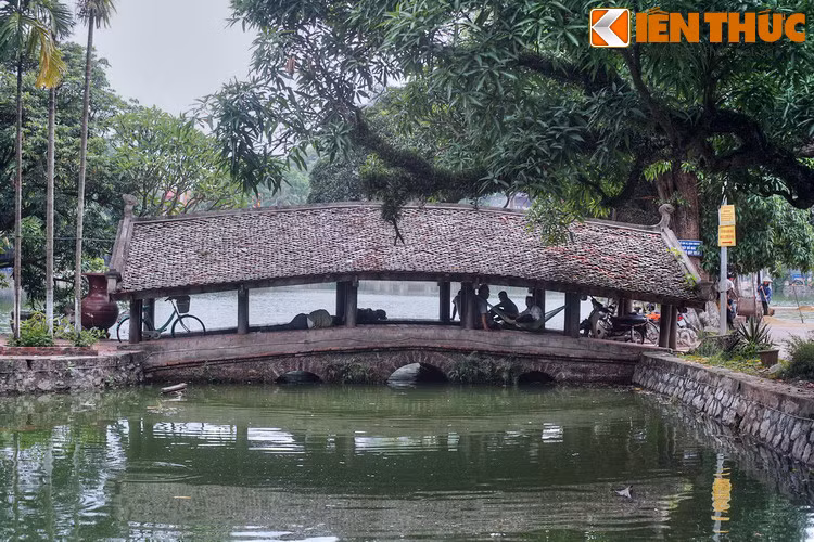 Hai giếng nước đối diện với hồ Long Chiểu qua hai cây cầu chính là cặp mắt của rồng.