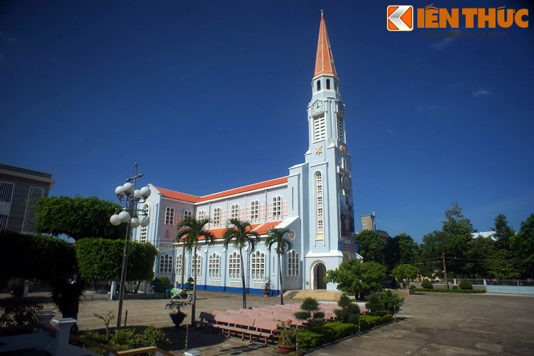 Vào thế kỷ 17, địa danh Quy Nhân được các nhà hàng hải phương Tây ký âm là Quignin, sau đổi thành Quinhin. Vùng đất này còn mang các tên khác là Pullucambi hoặc Qui Nong, tùy theo cách gọi của người Bồ Đào Nha hay người Anh. Ảnh: Nhà thờ Nhọn Quy Nhơn.