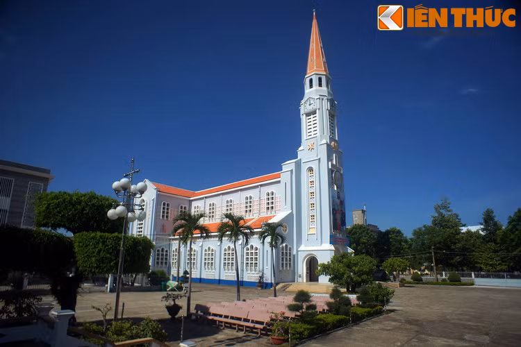 Vào thế kỷ 17, địa danh Quy Nhân được các nhà hàng hải phương Tây ký âm là Quignin, sau đổi thành Quinhin. Vùng đất này còn mang các tên khác là Pullucambi hoặc Qui Nong, tùy theo cách gọi của người Bồ Đào Nha hay người Anh. Ảnh: Nhà thờ Nhọn Quy Nhơn.