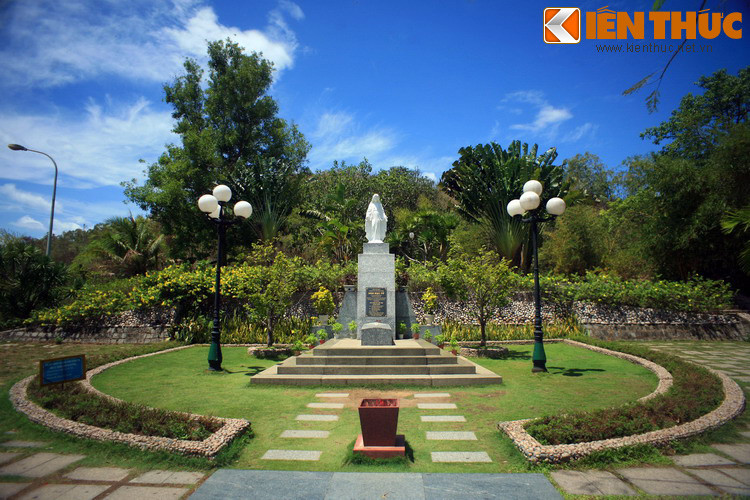 Cách viết “Quy” hay “Qui” cũng là một vấn đề tốn nhiều giấy mực. Phần lớn văn bản Quốc ngữ từ nửa cuối thế kỷ 18 đến đầu thế kỷ 20 đều ghi là Qui Nhơn, còn văn bản quốc tế viết là Quinhon hoặc Qui Nhon, tức là đều dùng i ngắn cho chữ “Qui”. Ảnh: Mộ nhà thơ Hàn Mặc Tử ở Quy Nhơn.