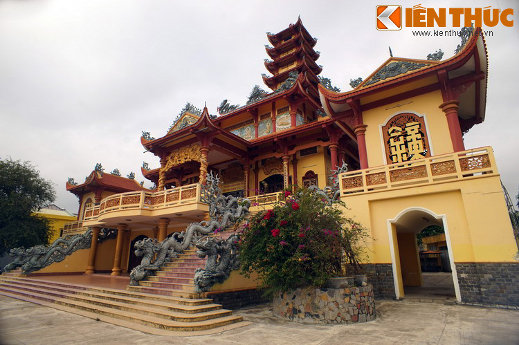 Đến thời nhà Nguyễn, cái tên Quy Nhân đã trở thành Quy Nhơn. Điều này có thể là do luật kỵ húy thời Minh Mạng và Thiệu Trị hoặc do cách phát âm khác biệt giữa miền Nam và miền Bắc. Ảnh: Chùa Long Khánh ở Quy Nhơn.