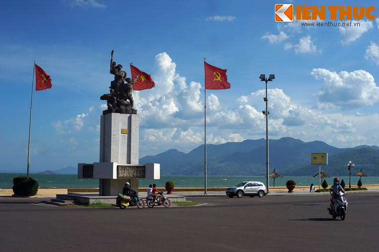 Nếu căn cứ vào chuẩn chính tả Việt Nam hiện đại, những từ bắt đầu bằng phụ âm ghép “qu” khi kết hợp với nguyên âm i ngắn thì i ngắn đều phải đổi thành y dài, do đó “Qui Nhơn” phải viết là “Quy Nhơn” mới đúng. Ảnh: Tượng đài Chiến thắng Quy Nhơn.