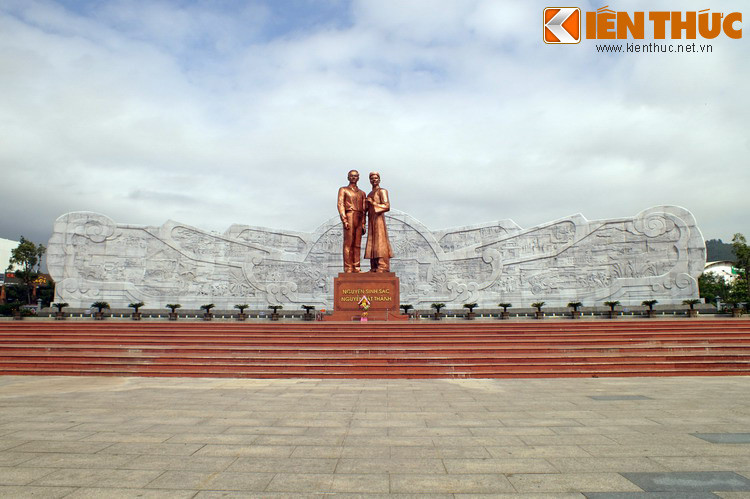 Do vậy, vào tháng 8/2020, tỉnh Bình Định đã đề nghị xác nhận tên gọi “Quy Nhơn” là tên chuẩn cho thành phố này để “bảo đảm sự thống nhất trong các tài liệu pháp lý về quản lý nhà nước cũng như trong giao dịch nói chung". Ảnh: Tượng đài Nguyễn Sinh Sắc - Nguyễn Tất Thành ở Quy Nhơn.